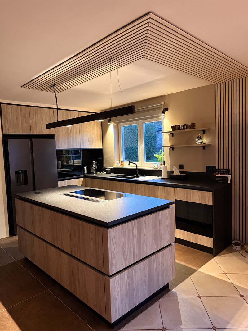 Cuisine avec îlot bois et noir à Tinlot | Raison Home - 1