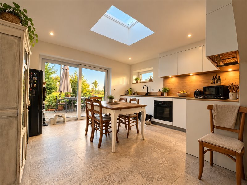 Cuisine ouverte de style moderne bois et blanc à Gesves | Raison Home - 1