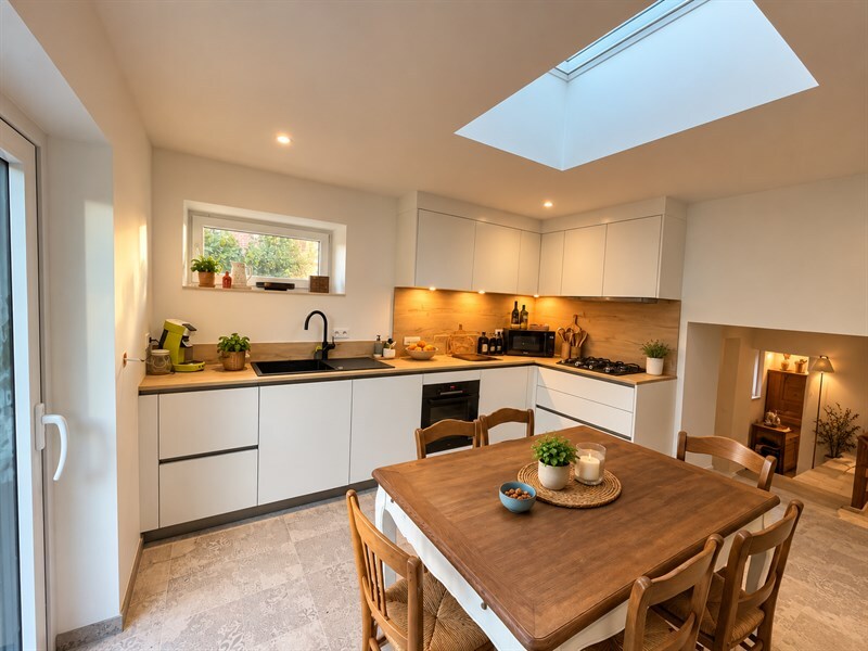 Cuisine ouverte de style moderne bois et blanc à Gesves | Raison Home - 2