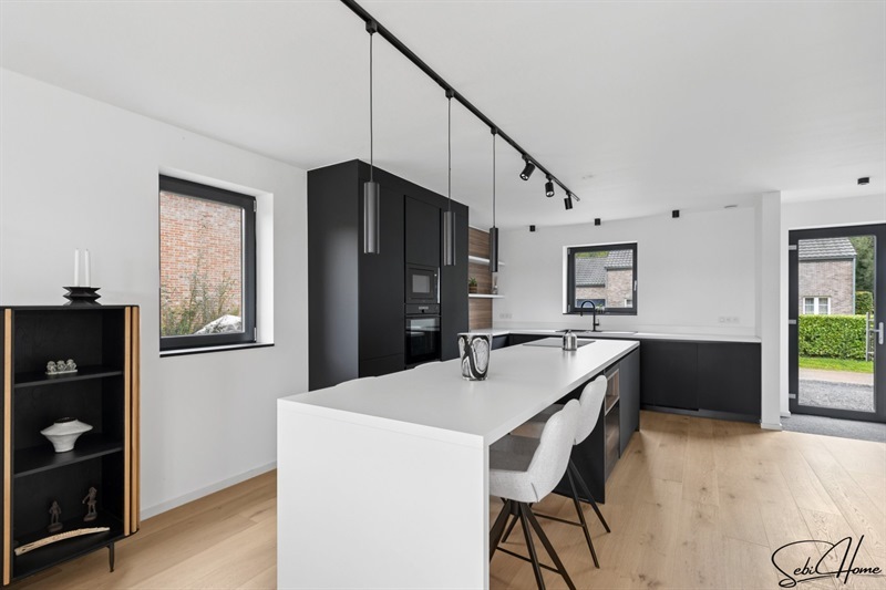 Cuisine ouverte de style moderne bois, noir et blanc à Berloz | Raison Home - 1