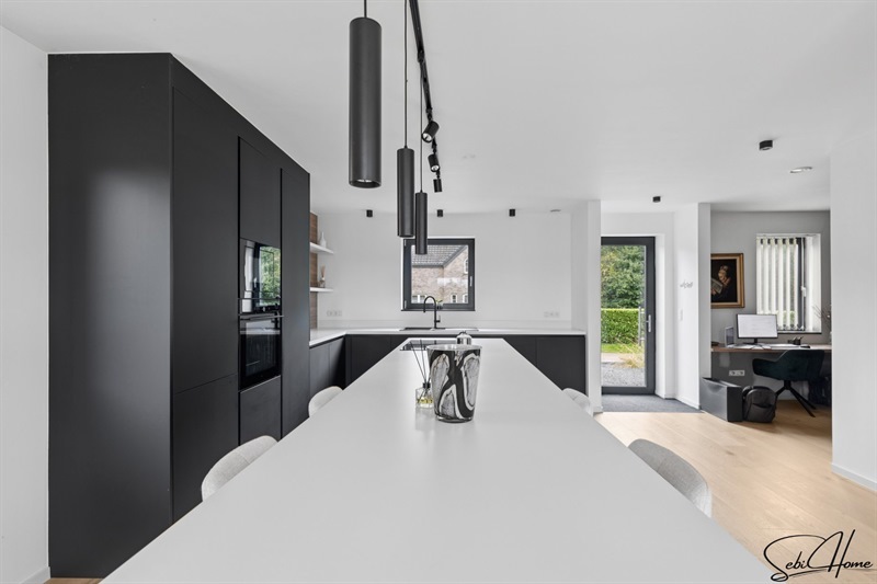 Cuisine ouverte de style moderne bois, noir et blanc à Berloz | Raison Home - 2