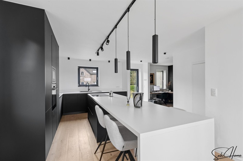 Cuisine ouverte de style moderne bois, noir et blanc à Berloz | Raison Home - 3