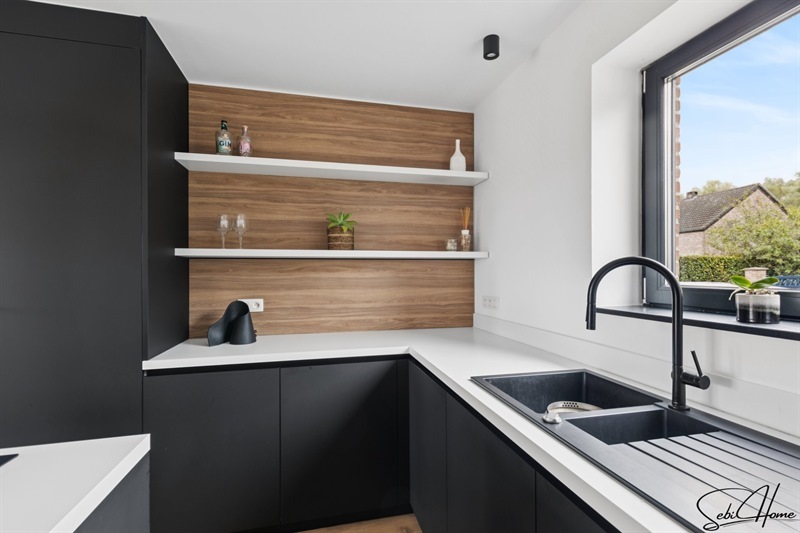 Cuisine ouverte de style moderne bois, noir et blanc à Berloz | Raison Home - 4