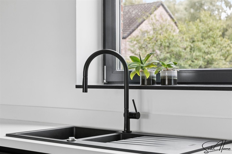 Cuisine ouverte de style moderne bois, noir et blanc à Berloz | Raison Home - 5
