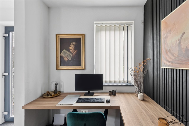 Cuisine ouverte de style moderne bois, noir et blanc à Berloz | Raison Home - 7