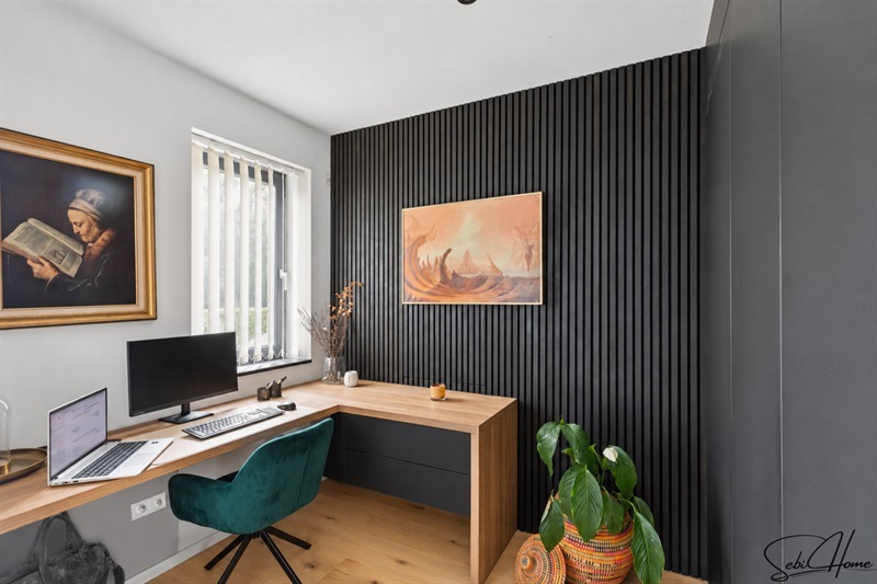 Cuisine ouverte de style moderne bois, noir et blanc à Berloz | Raison Home - 8