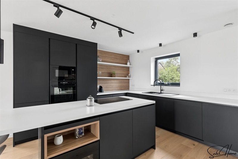 Cuisine ouverte de style moderne bois, noir et blanc à Berloz | Raison Home - 9