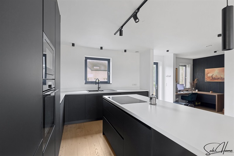 Cuisine ouverte de style moderne bois, noir et blanc à Berloz | Raison Home - 10