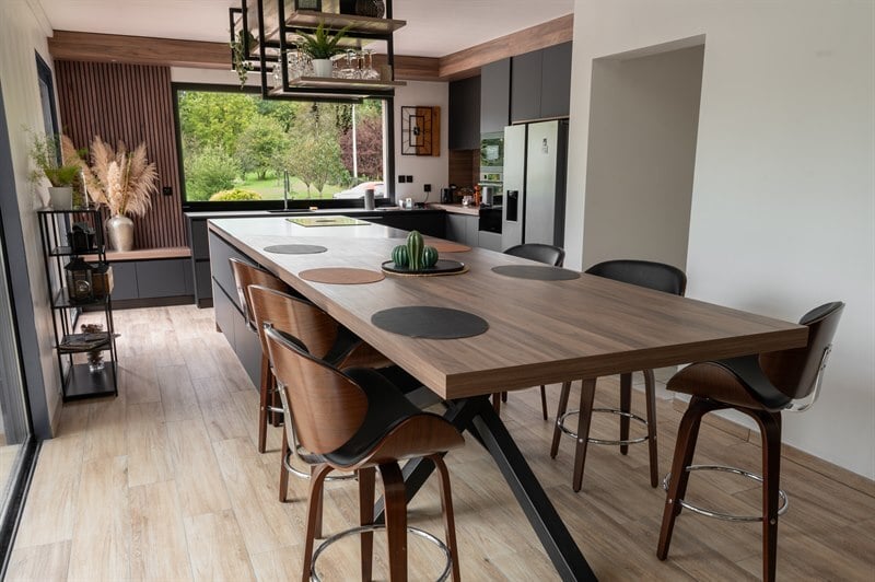 Cuisine ouverte de style industriel bois et noir | Raison Home - 2