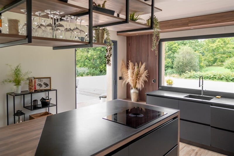 Cuisine ouverte de style industriel bois et noir | Raison Home - 3