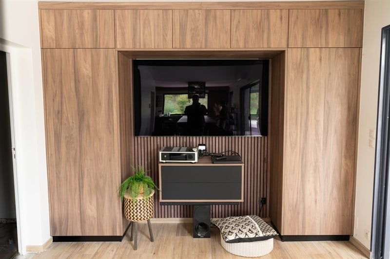 Cuisine ouverte de style industriel bois et noir | Raison Home - 5