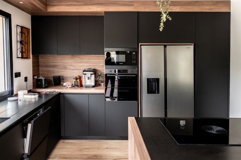 Cuisine ouverte de style industriel bois et noir | Raison Home - 6