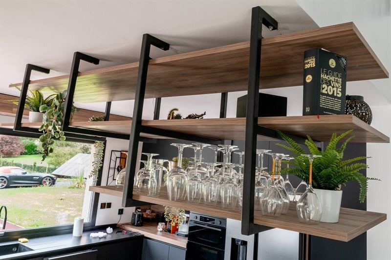 Cuisine ouverte de style industriel bois et noir | Raison Home - 9