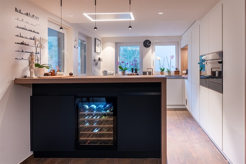 Cuisine ouverte de style moderne bois, noir et blanc à Eischen | Raison Home - 1