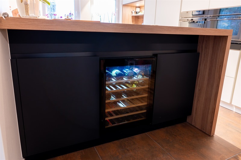 Cuisine ouverte de style moderne bois, noir et blanc à Eischen | Raison Home - 2