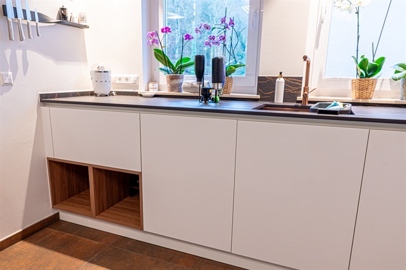 Cuisine ouverte de style moderne bois, noir et blanc à Eischen | Raison Home - 3