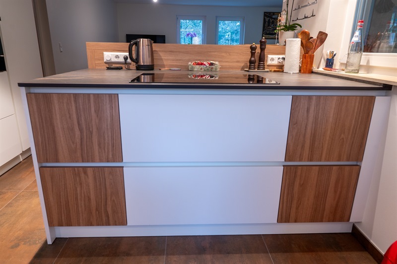 Cuisine ouverte de style moderne bois, noir et blanc à Eischen | Raison Home - 4