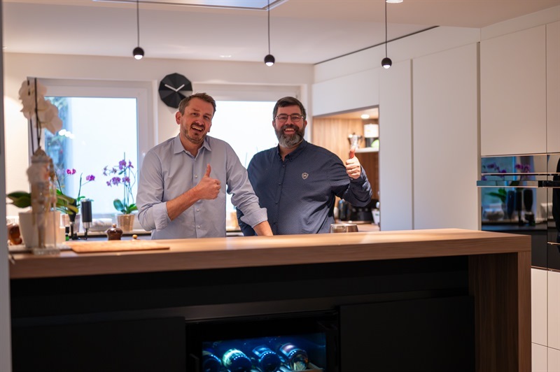 Cuisine ouverte de style moderne bois, noir et blanc à Eischen | Raison Home - 5