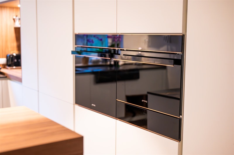 Cuisine ouverte de style moderne bois, noir et blanc à Eischen | Raison Home - 6