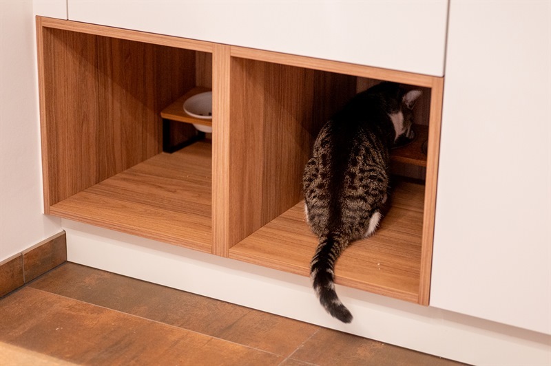 Cuisine ouverte de style moderne bois, noir et blanc à Eischen | Raison Home - 7