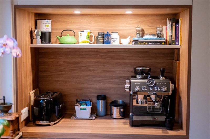 Cuisine ouverte de style moderne bois, noir et blanc à Eischen | Raison Home - 8