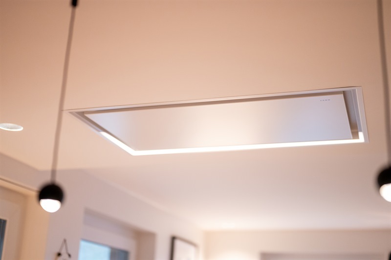 Cuisine ouverte de style moderne bois, noir et blanc à Eischen | Raison Home - 9