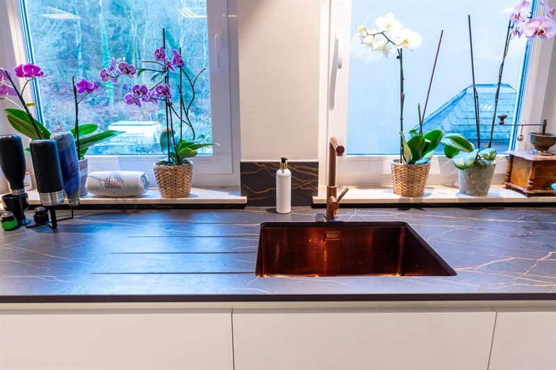 Cuisine ouverte de style moderne bois, noir et blanc à Eischen | Raison Home - 10