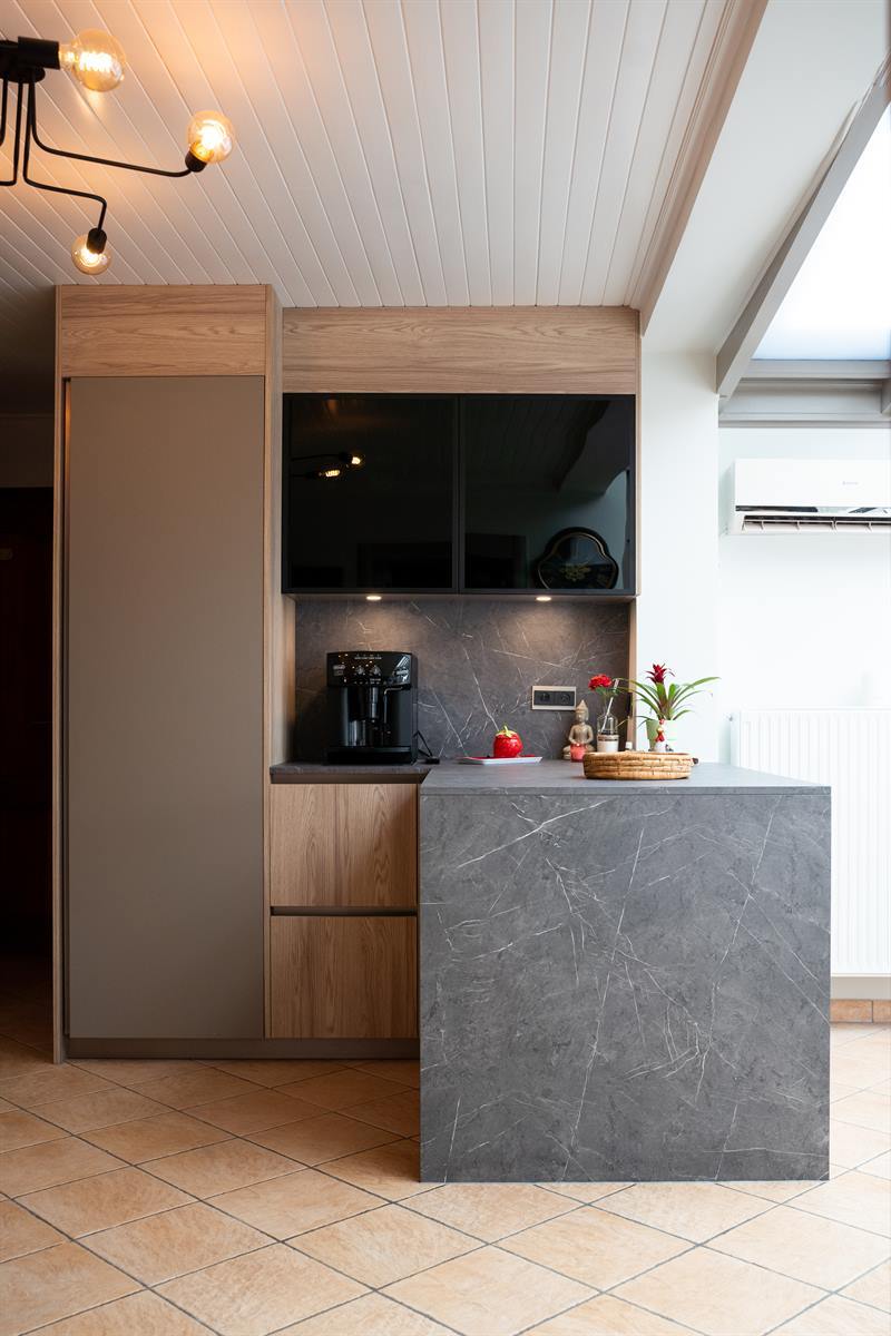 Cuisine ouverte de style moderne bois et gris à La Louvière | Raison Home - 2