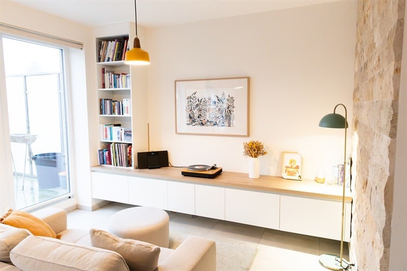 Salon-séjour moderne bois et blanc à Morlanwelz | Raison Home - 1