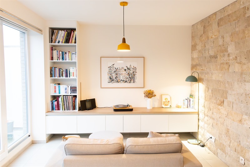 Salon-séjour moderne bois et blanc à Morlanwelz | Raison Home - 2