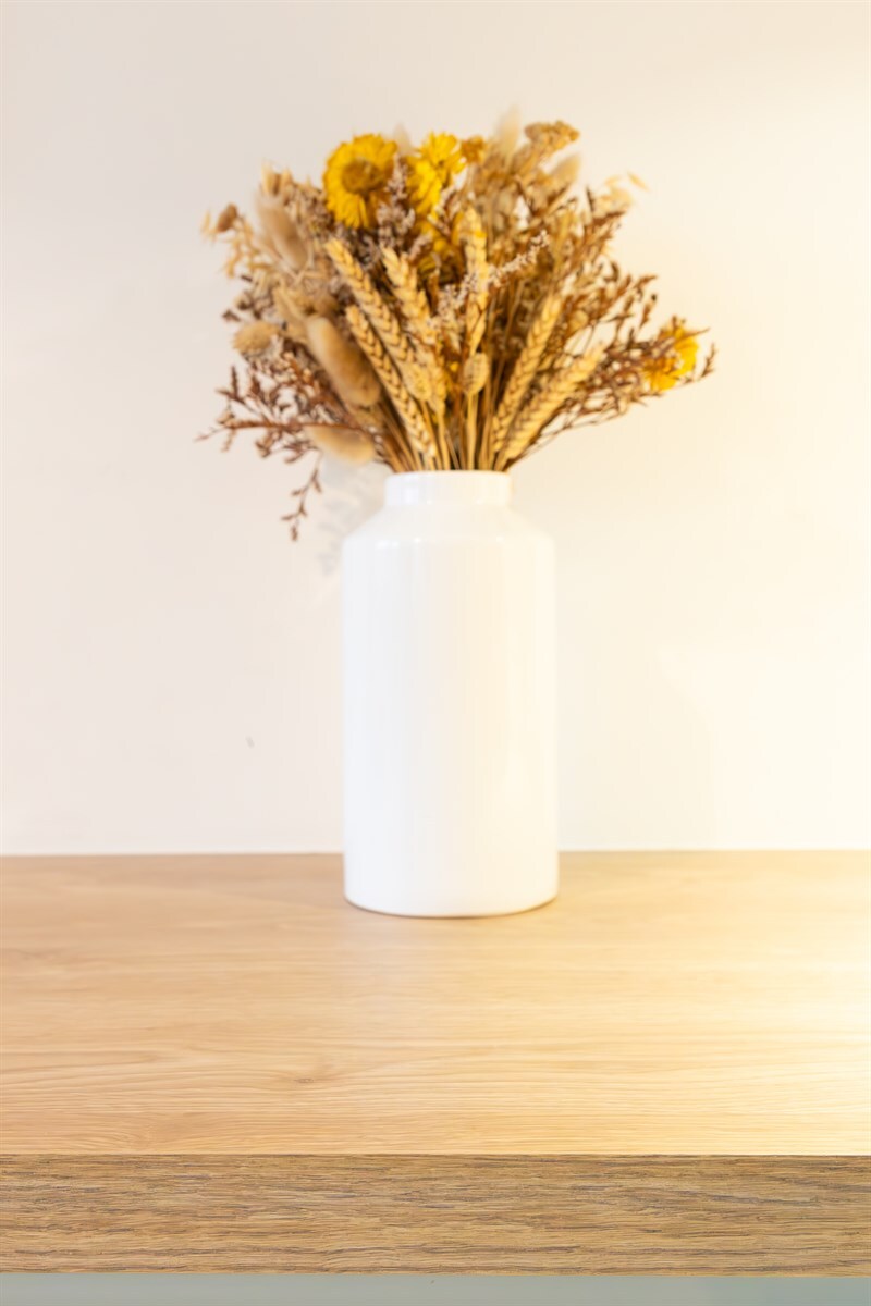 Salon-séjour moderne bois et blanc à Morlanwelz | Raison Home - 3