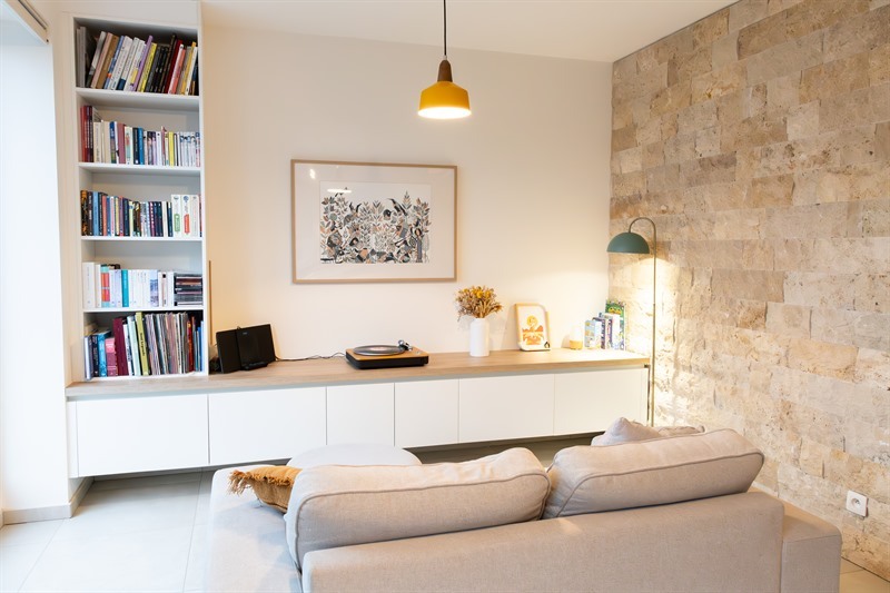 Salon-séjour moderne bois et blanc à Morlanwelz | Raison Home - 5