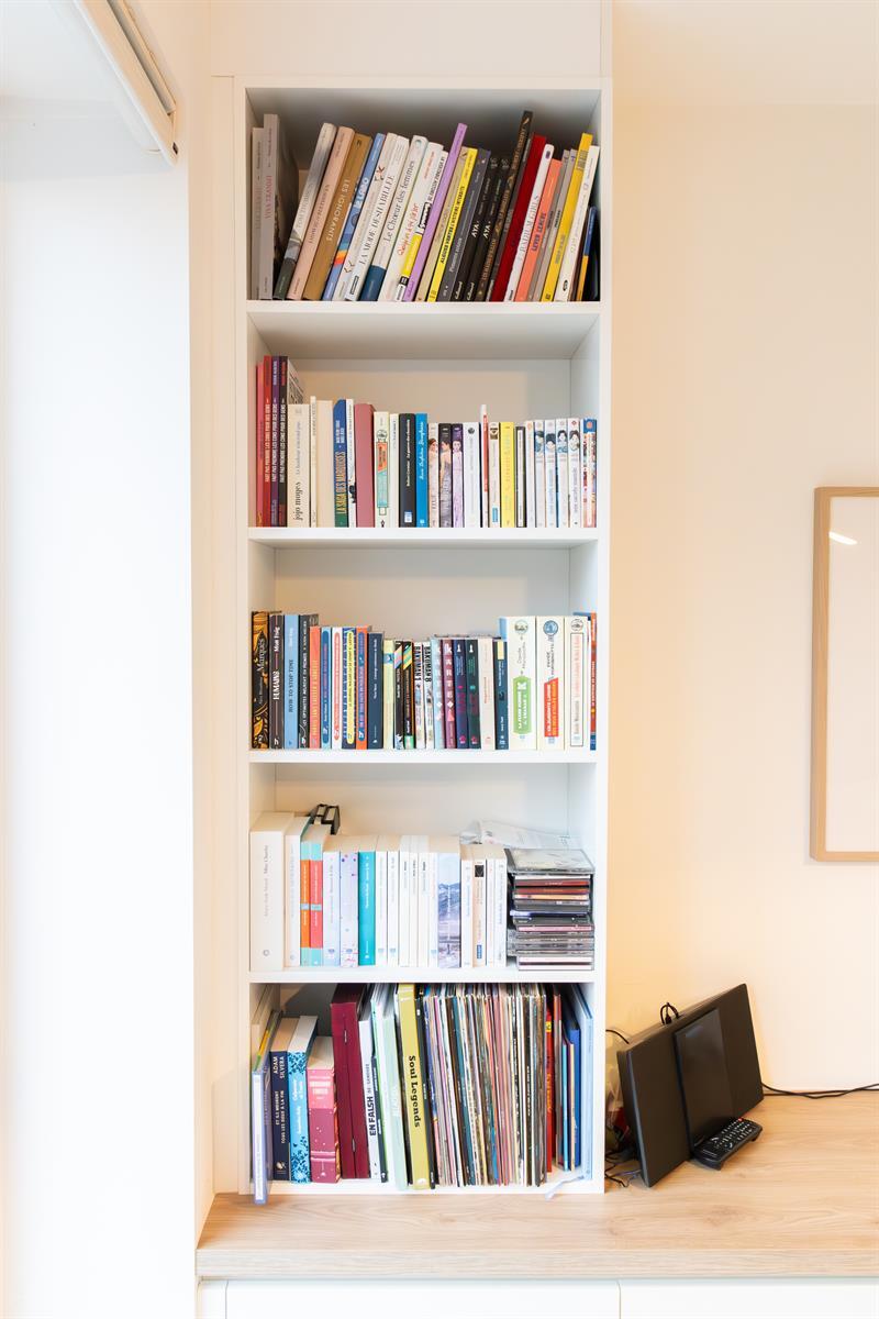 Salon-séjour moderne bois et blanc à Morlanwelz | Raison Home - 6