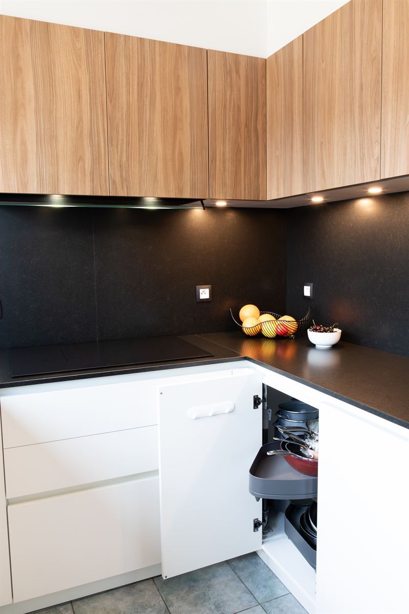 Cuisine en U bois, noir et blanc à Chapelle-Lez-Herlaimont | Raison Home - 7