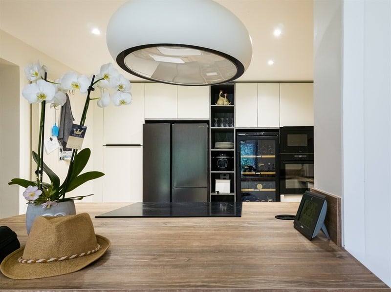 Cuisine ouverte de style moderne bois et blanc à Mettet | Raison Home - 2