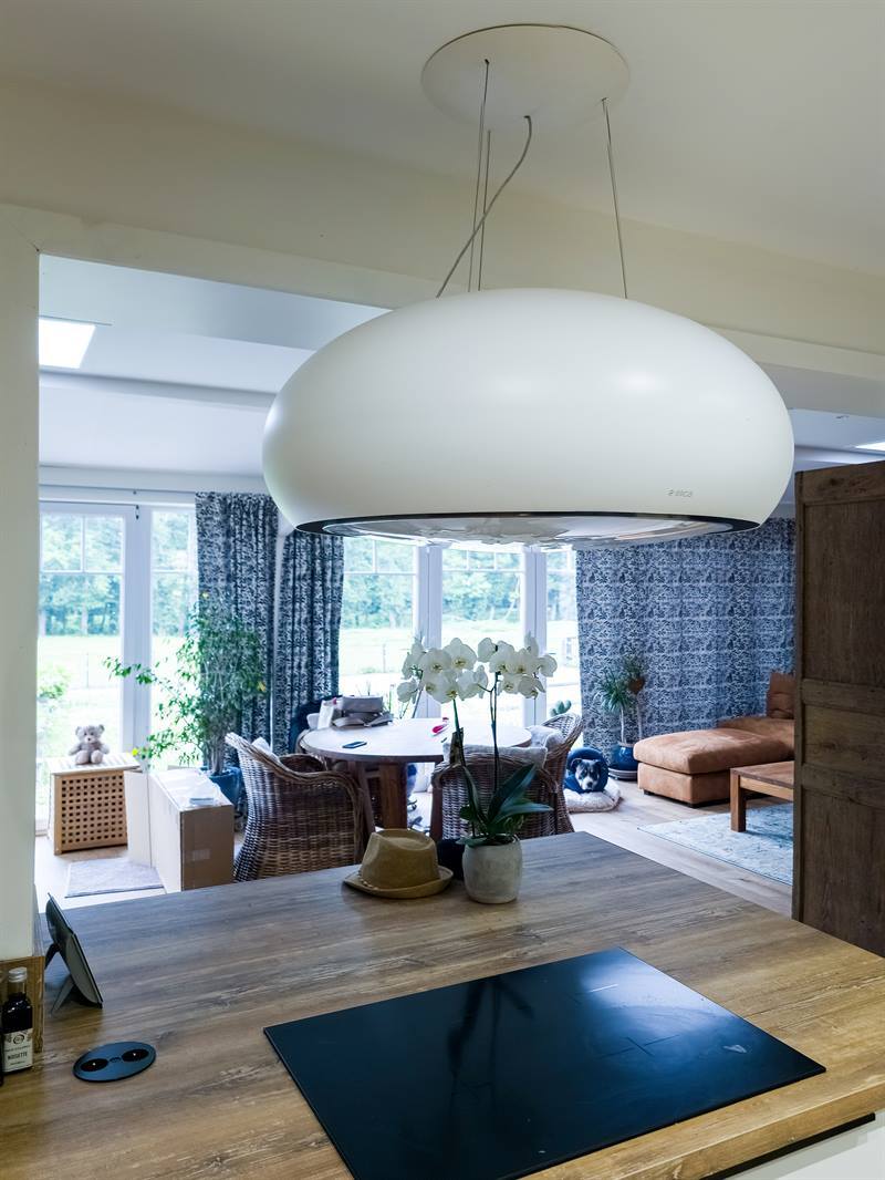 Cuisine ouverte de style moderne bois et blanc à Mettet | Raison Home - 8