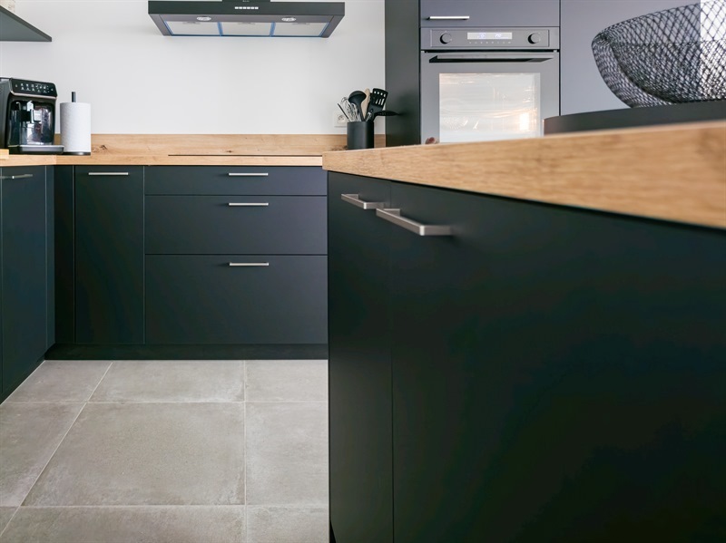 Cuisine ouverte de style industriel bois et noir à Châtelet | Raison Home - 8