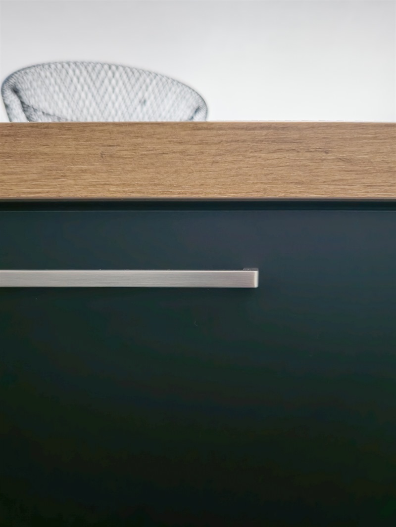 Cuisine ouverte de style industriel bois et noir à Châtelet | Raison Home - 9