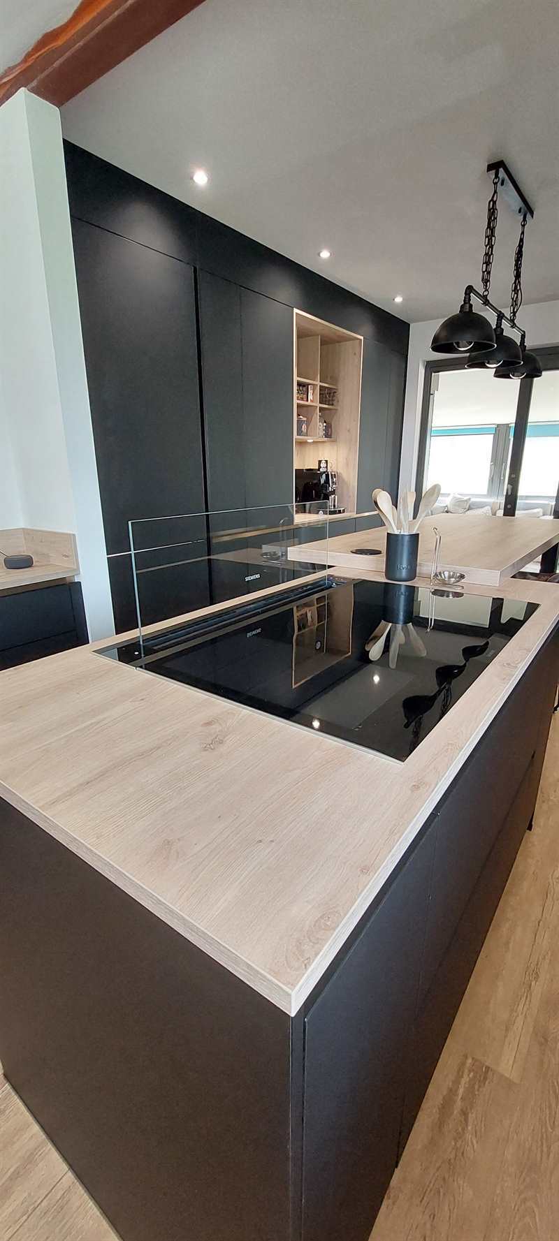 Cuisine ouverte de style industriel bois et noir à Arsimont | Raison Home - 3