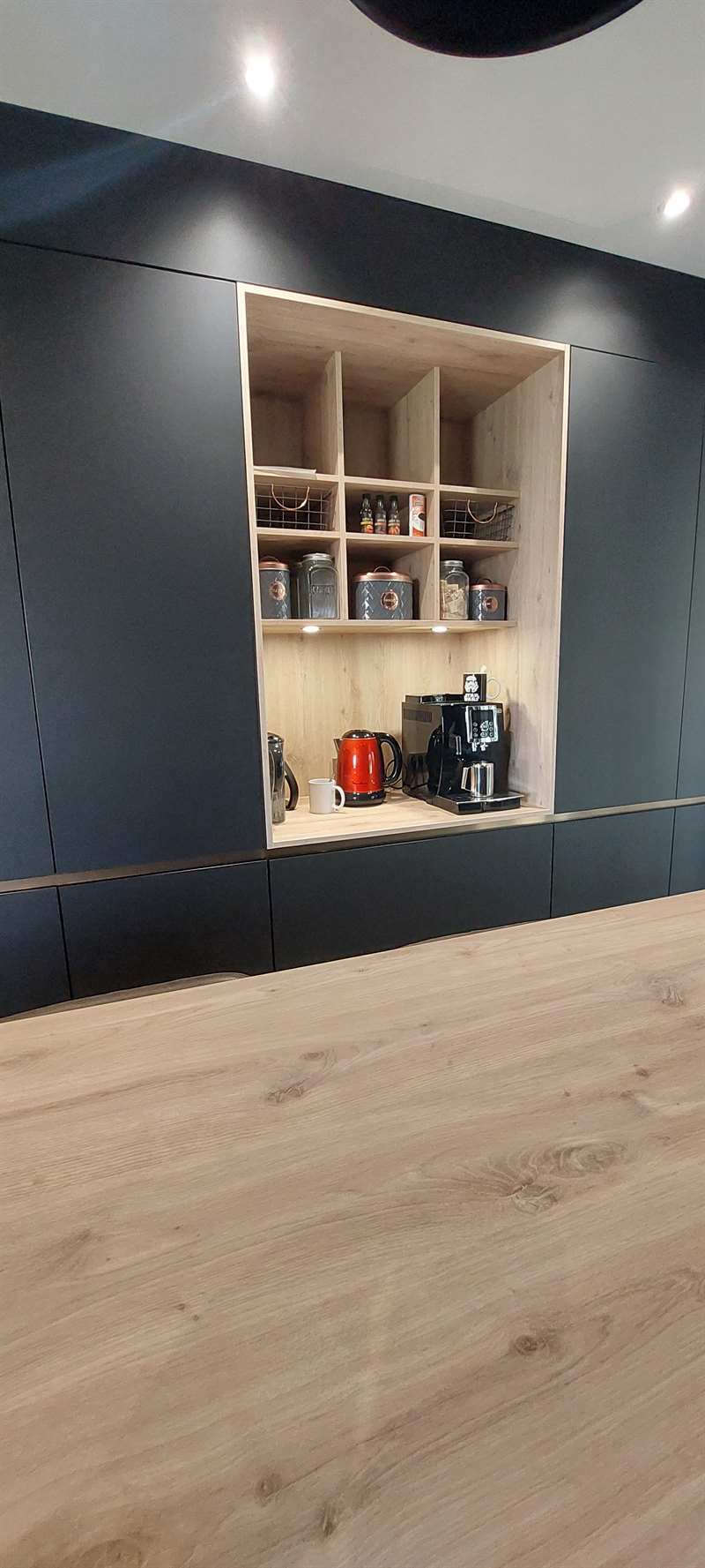 Cuisine ouverte de style industriel bois et noir à Arsimont | Raison Home - 5