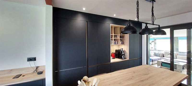 Cuisine ouverte de style industriel bois et noir à Arsimont | Raison Home - 6