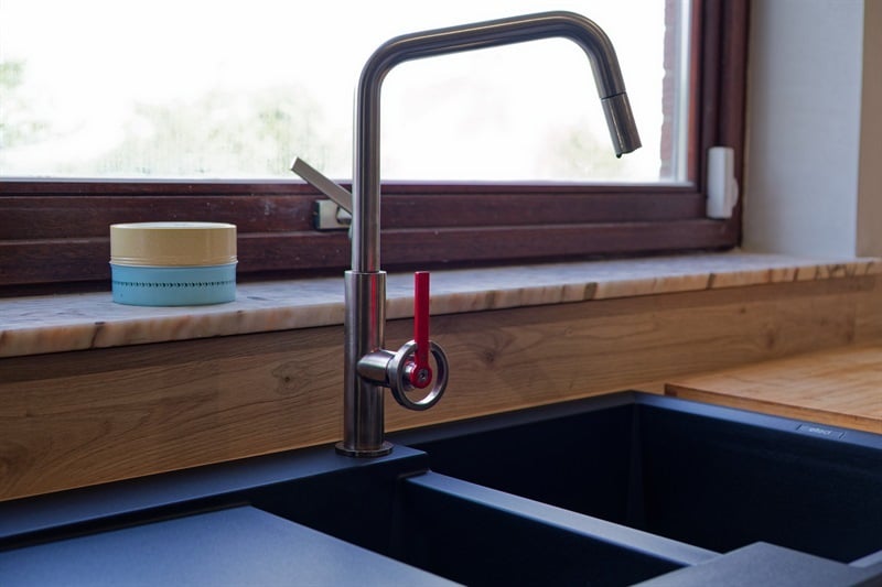 Cuisine ouverte de style industriel bois et noir à Arsimont | Raison Home - 8