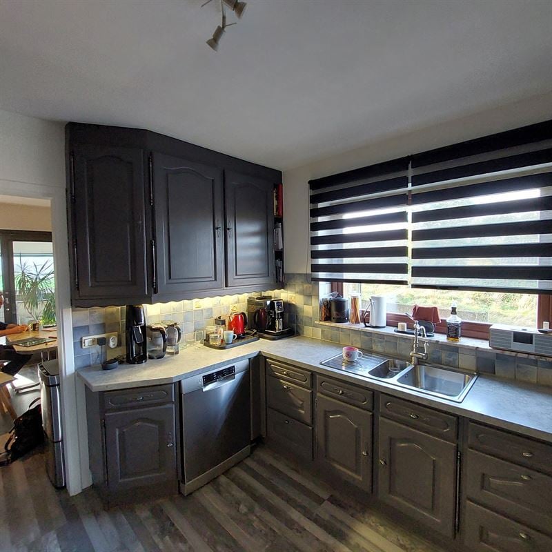 Cuisine ouverte de style industriel bois et noir à Arsimont | Raison Home - 9