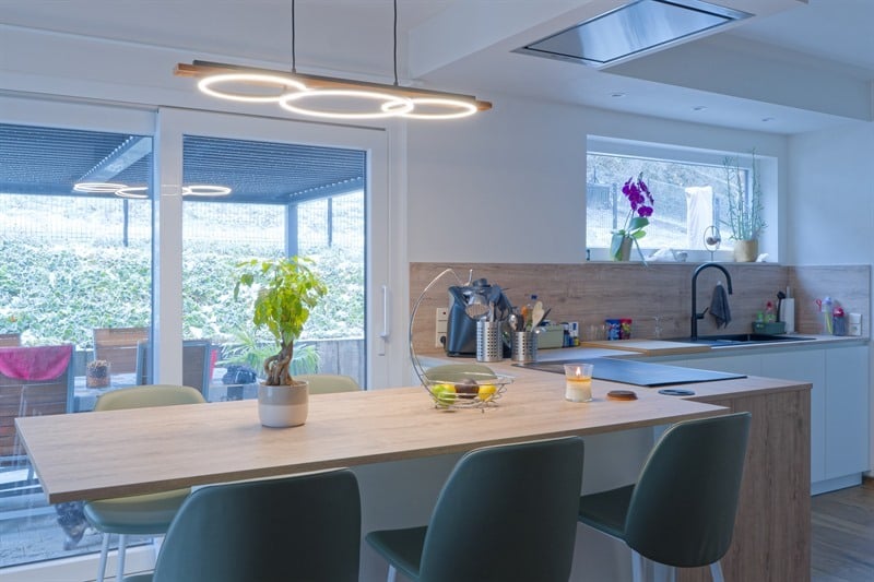 Cuisine fermée de style moderne bois et blanc à Lesve | Raison Home - 1