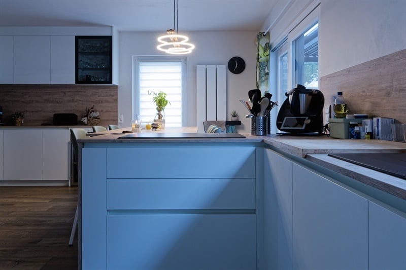 Cuisine fermée de style moderne bois et blanc à Lesve | Raison Home - 2