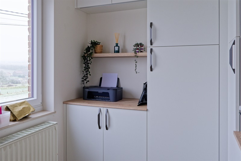 Cuisine fermée de style moderne bois et blanc à Lesve | Raison Home - 6