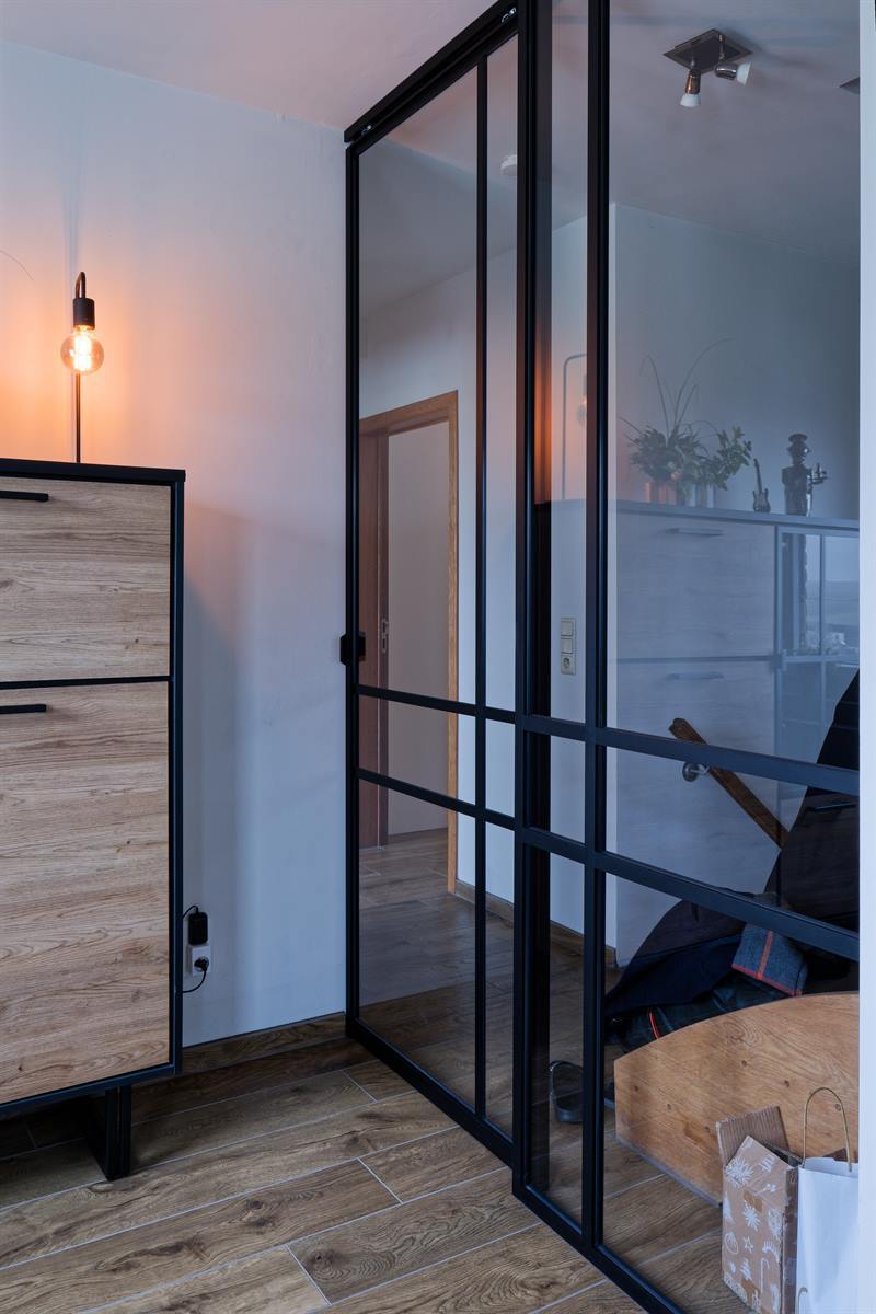 Cuisine fermée de style moderne bois et blanc à Lesve | Raison Home - 8