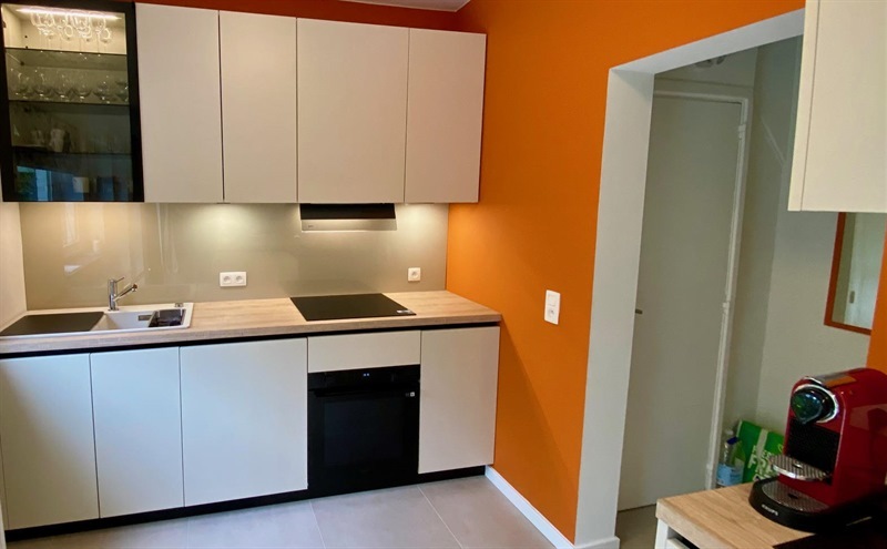 Cuisine ouverte de style moderne à Genval | Raison Home - 6