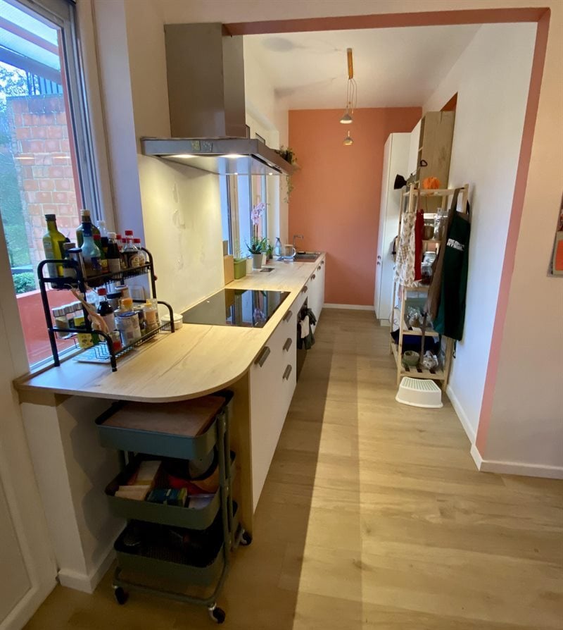 Cuisine en linéaire bois et blanc à Linkebeek | Raison Home - 2