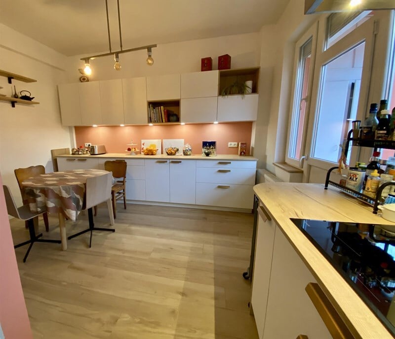 Cuisine en linéaire bois et blanc à Linkebeek | Raison Home - 7